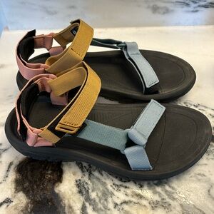 Women’s Teva Hurricane Sandals *WORN ONCE!*
